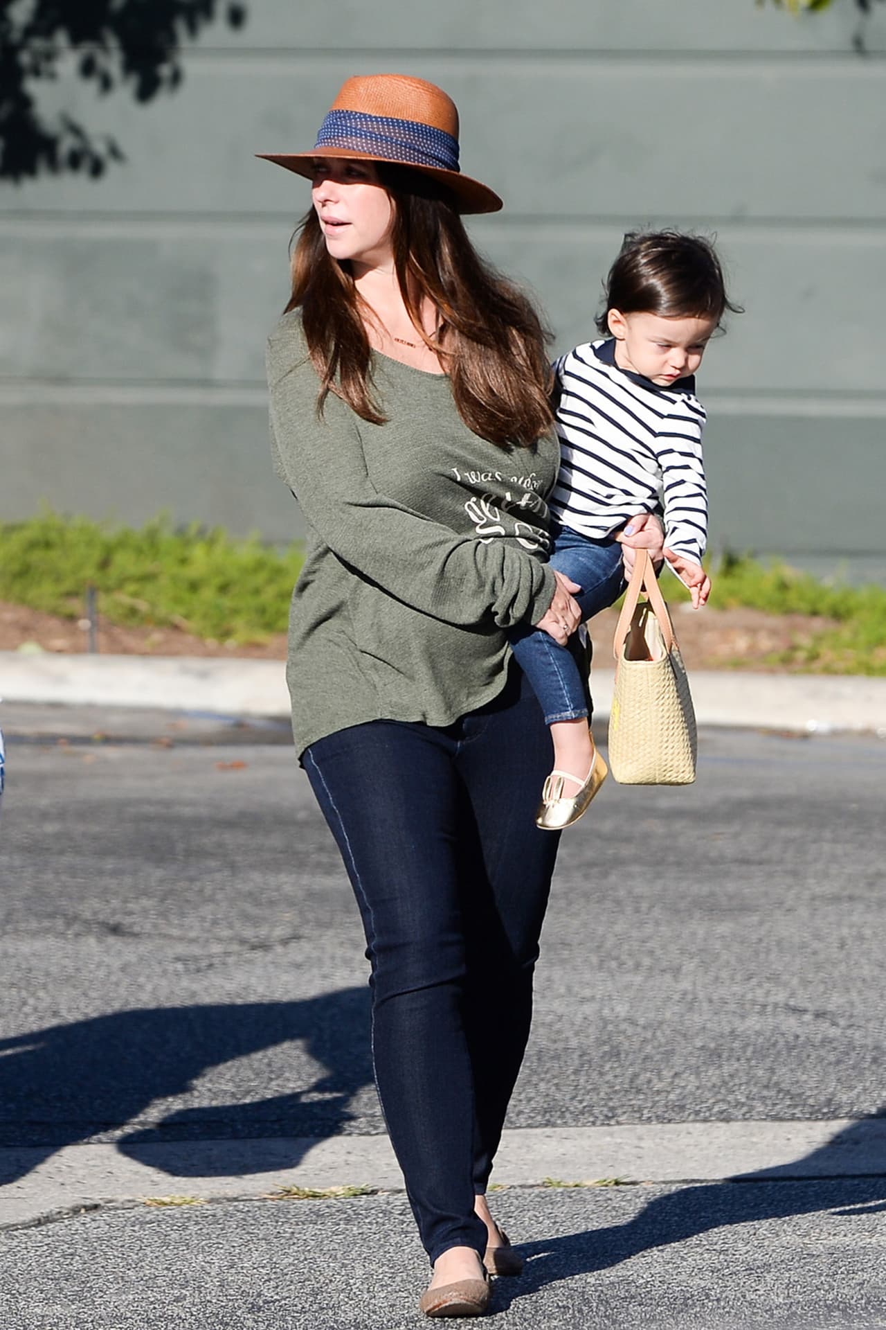 Notamos que la pequeña se parece más a su mamá.