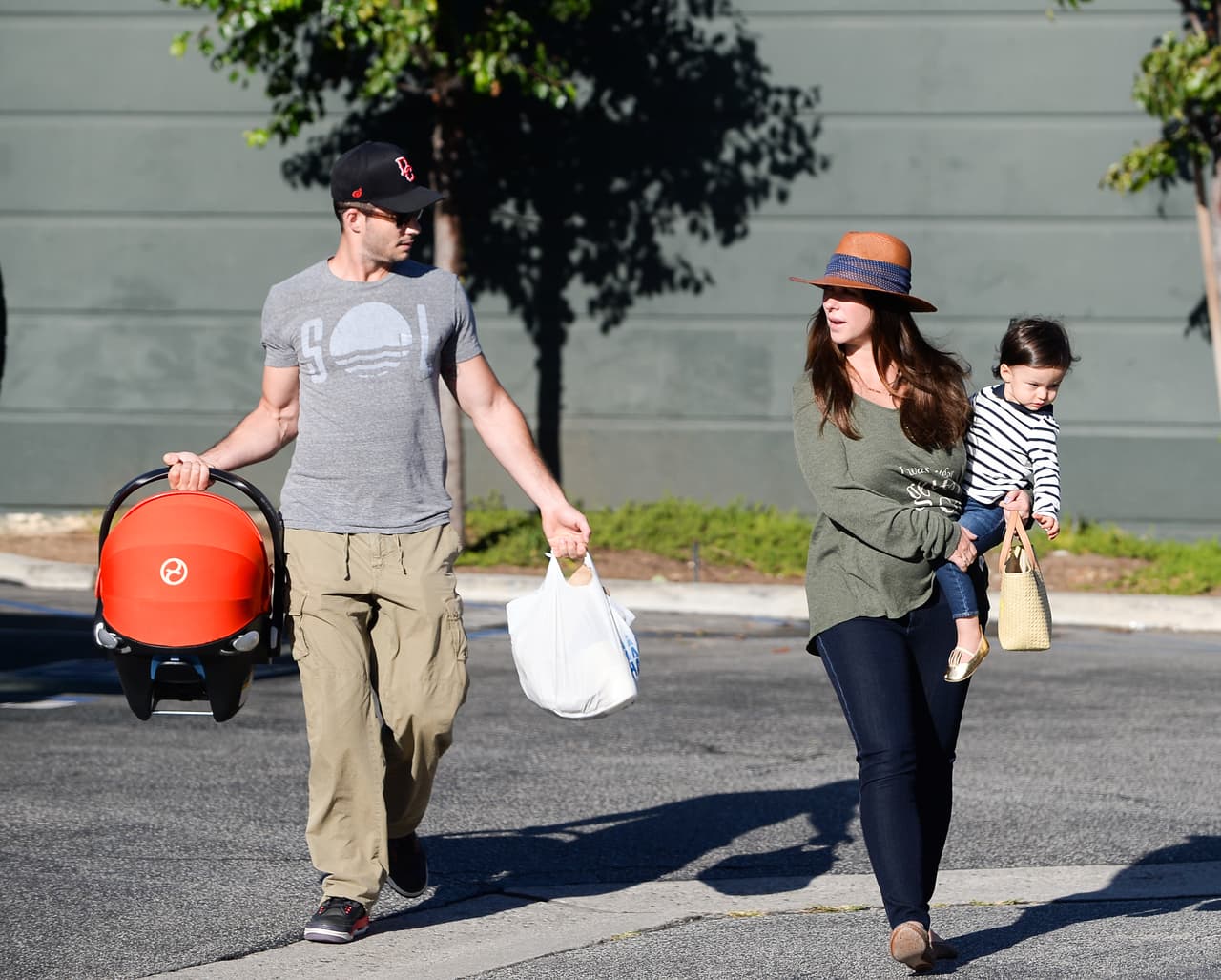 Su esposo hacía malabares también con una bolsa de compras.
