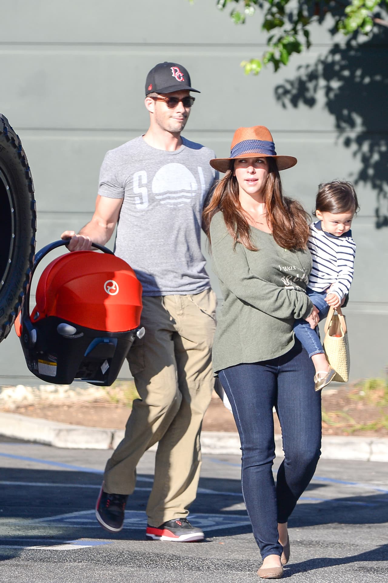 La actriz salió con su esposo y sus dos pequeñitos, Autumn y su bebé Atticus.