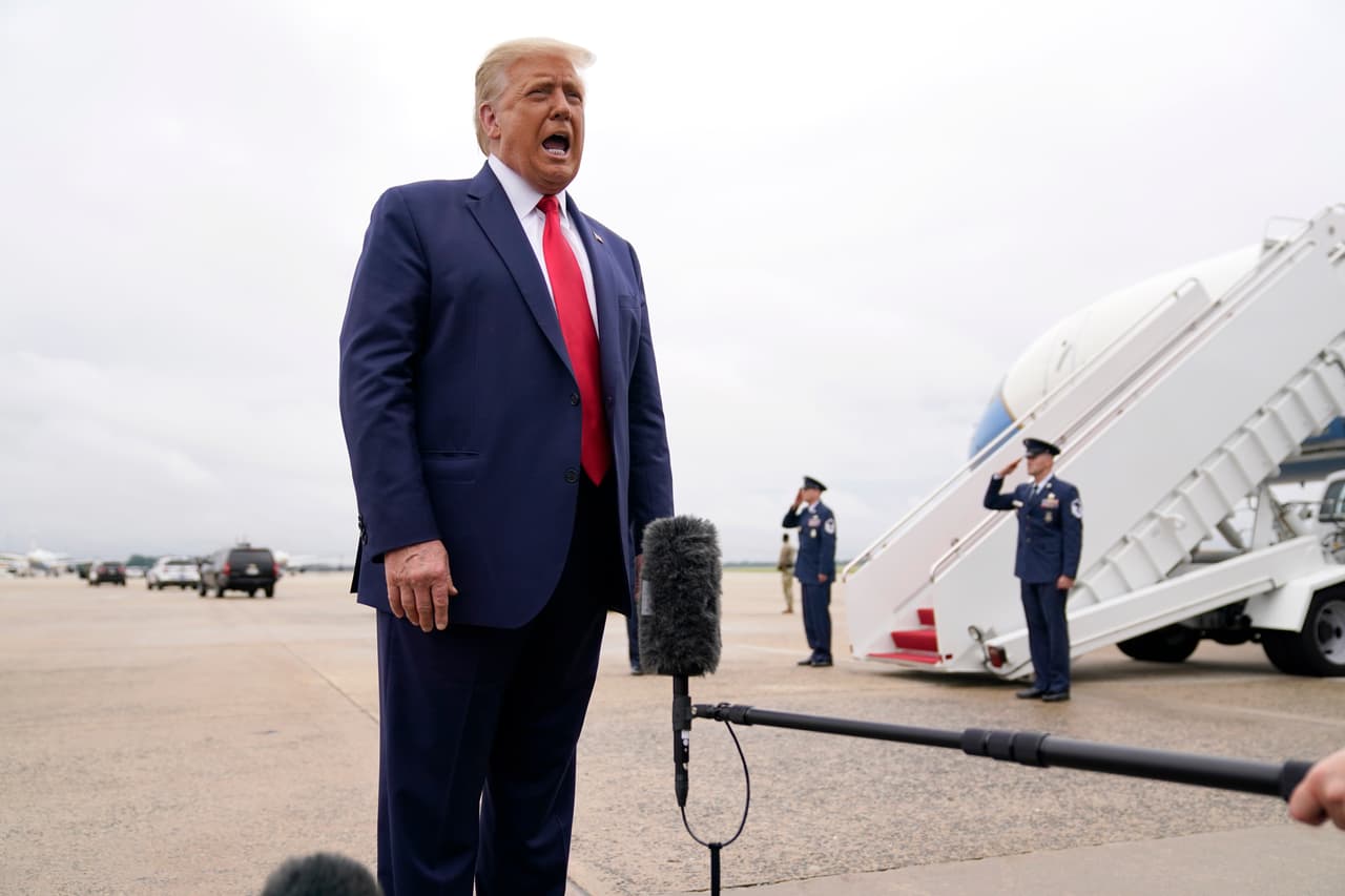 El presidente Donald Trump habla con los medios antes de abordar el Air Force One para dirigirse a Kenosha, Wisconsin.