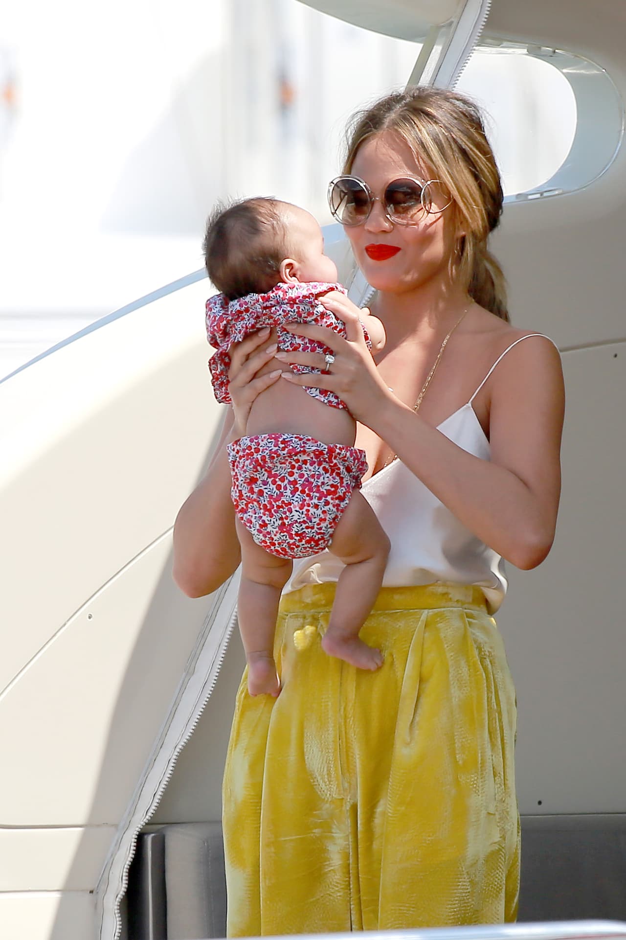 La llevaron a pasear en yate por Saint Tropez, Francia.