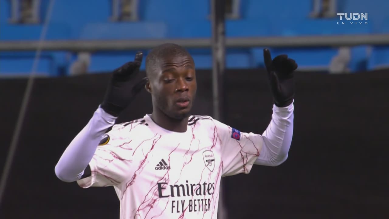 ¡Golazo! Nicolas Pépé pone el balón en el ángulo para el 0-1