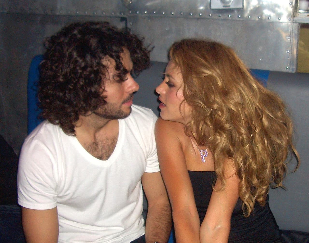 Paulina Rubio y José María Torre durante su noviazgo en 2003, la pareja era perseguida por los paparazzi para lograr la foto del momento.