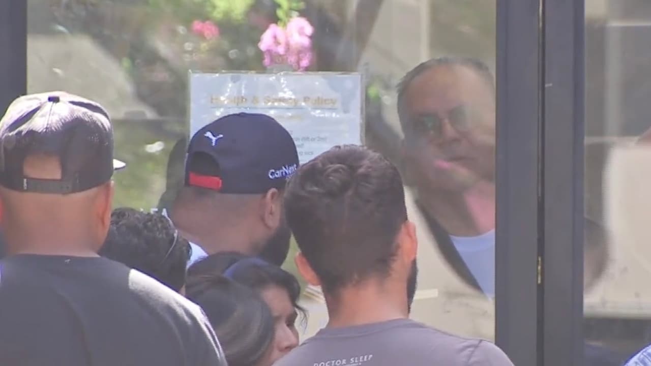 Una fuente oficial y fidedigna del consulado de Honduras en Houston dijo a Noticias 45 que la situación es caótica debido a que no han llegado los empleados que van a sustituir a funcionarios que fueron despedidos, pero que sí están realizando los trámites de emergencia.