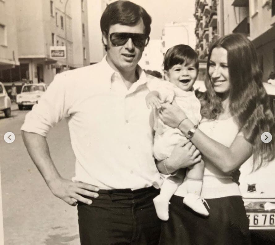 "Nunca sabes si hubieran cambiado las cosas de haber sabido antes que tenía el virus", dijo Madrigal al medio español, "pero sí 
<b><a href="https://www.univision.com/noticias/mundo/los-dias-dificiles-vienen-ahora-espana-se-ve-en-el-espejo-de-italia-a-una-semana-de-encierro" target="_blank">te deja un gran descontento</a></b> cómo se ha producido todo". 
<br>