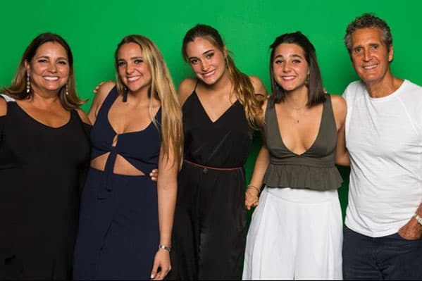 Conozcamos más de esta linda familia, que aunque no vive junta, se mantiene unida a pesar de la distancia. Gaby y Luis viven en Miami con su hija más pequeña, Maya.