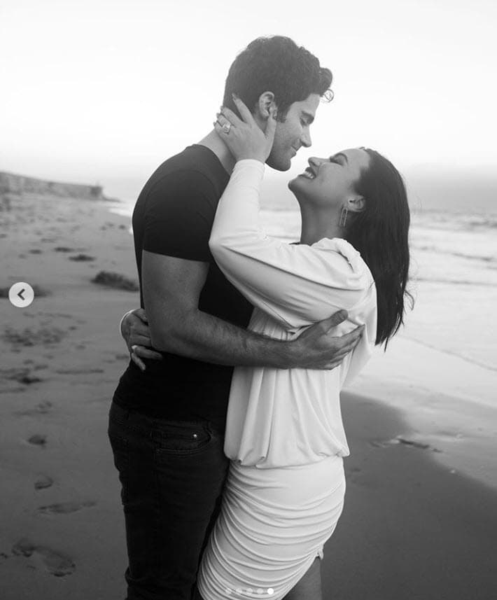 Algunos fans quedaron deslumbrados con la sortija que recibió como símbolo del compromiso. 
<br>