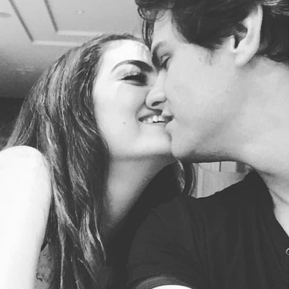 Mientras que Juan Carlos hizo lo propio y compartió: "Pues q me caso!!😬😍💍 soy la persona mas feliz por haber encontrado a una mujer tan perfecta en todos los sentidos! Eres lo mejor del mundo @ximenanr ! Te amooo❤️❤️".