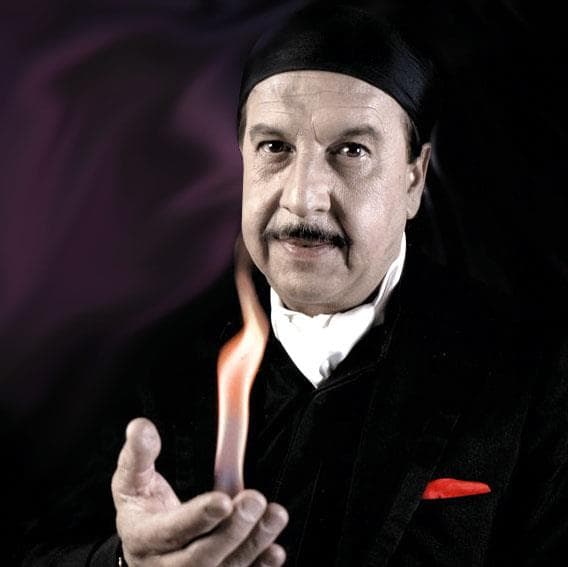 El ilusionista llevaba varios días internado en un hospital debido a este padecimiento, comentó su amigo Ari Sandy, en una entrevista para 
<a href="https://www.eluniversal.com.mx/espectaculos/fallece-el-mago-chen-kai" target="_blank">El Universal</a>.