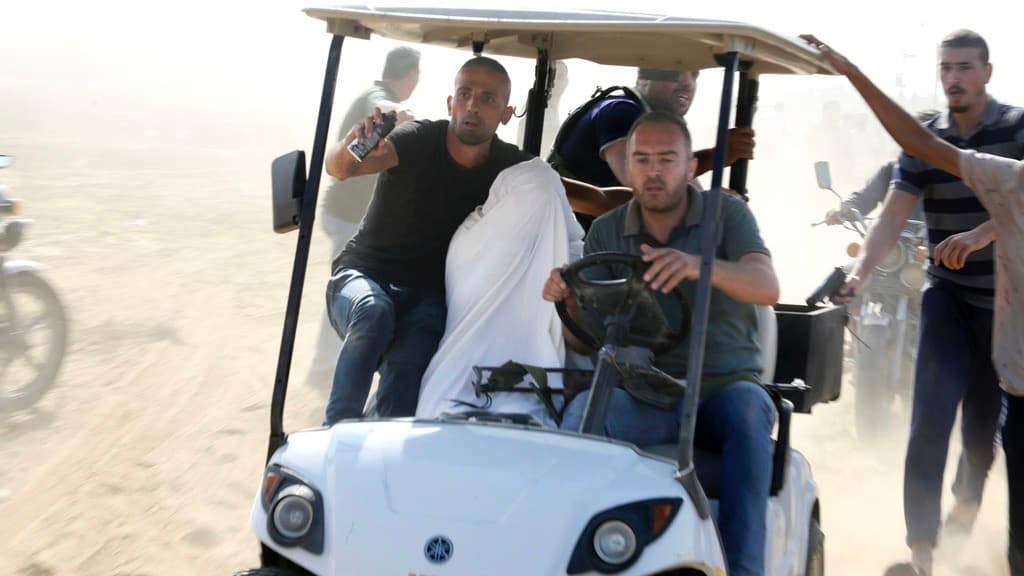 Negociar o intentar un rescate: el terrible dilema de Israel por la toma de decenas de rehenes