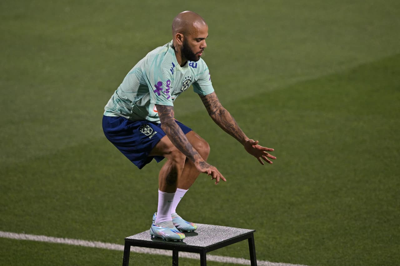 Tite ve a Dani Alves apto para iniciar ante Suiza