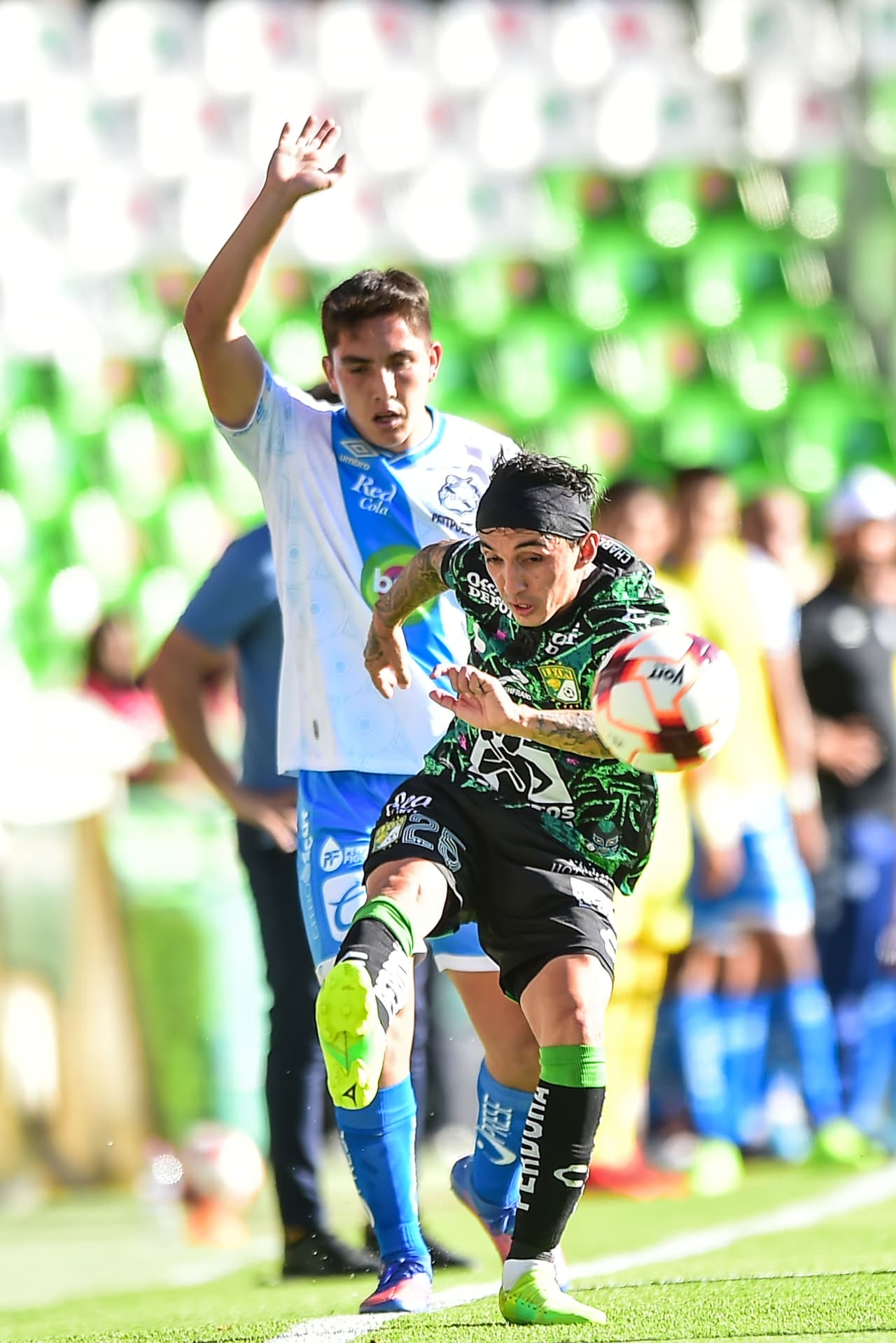 La recta final del partido se tiñó de rojo por las tres expulsiones: primero fue Omar Fernández, estando en la banca por reclamar, y después Pablo Parra por una doble amarilla y Alberto Herrra en tiempo de compensación.