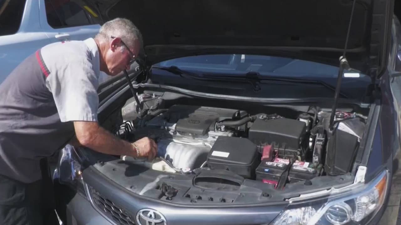 Teniendo en cuenta la 
<a href="https://www.univision.com/local/orlando-wven/temperaturas-florida-central-puede-ser-uno-de-los-dias-con-mas-calor">ola de calor que azota el sur del país</a> es importante que le prestes atención a tu vehículo, pues este podría sobrecalentarse si no sigues algunas recomendaciones. El mecánico 
<b>Arcadio Rosario</b> señala que debes verificar el buen estado de las mangueras, correas, la limpieza del motor y que no haya derrame de líquidos.
<b> "Lo principal es que el carro suelte el vapor que tiene adentro, así que baja las ventanas", </b>recomienda el mecánico antes de usar el aire acondicionado.