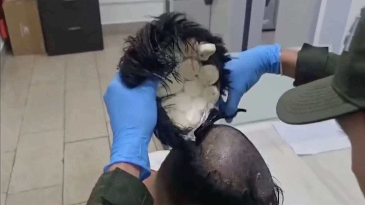 Pretendía viajar con 400 dosis de cocaína ocultas bajo su peluca y es detenido: todo quedó en video