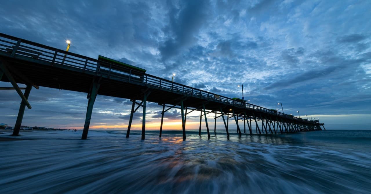 Con una variedad de opciones de alojamiento y un enfoque en la diversión familiar, Emerald Isle es un paraíso para los deportes acuáticos, la pesca (en tierra, en alta mar y en el muelle de Bogue Inlet), o simplemente sentarse en la arena y disfrutar del sonido de las olas.