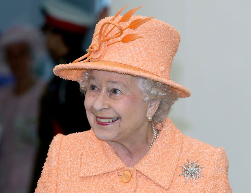 En esta imagen vemos a la reina Isabel II y a su nuera Camilla Parker Bowles a bordo de la 1902 State Landau en una procesión de carrozas durante la celebración de las 
<b>bodas de diamante del reinado de Isabel</b>.
