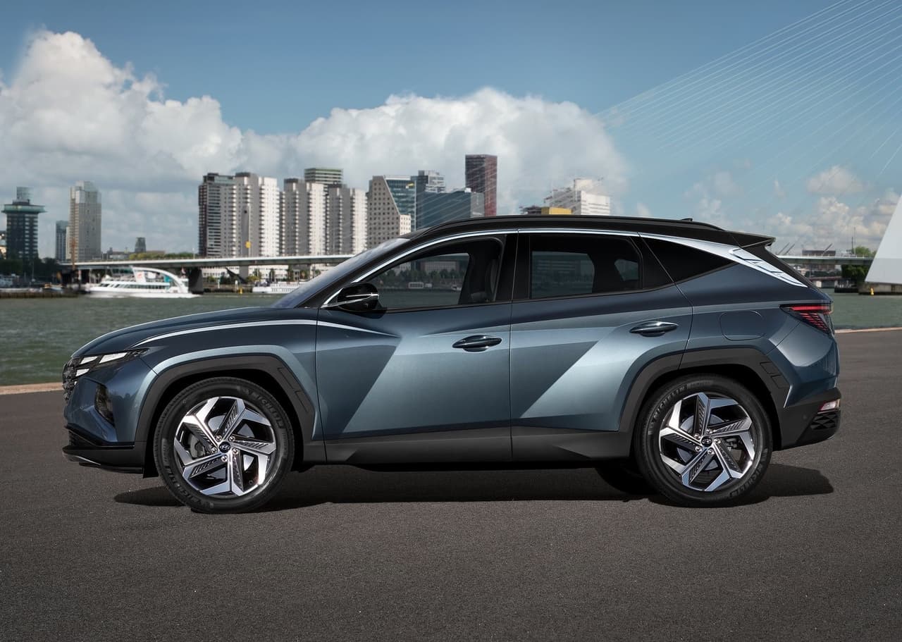 Por los lados, lo más notable son los afilados cortes en la carrocería, los cuales le otorgan una apariencia más atlética, los guardabarros en color negro que la ayudan a verse más alta de lo que en realidad es y el atractivo juego de rines.