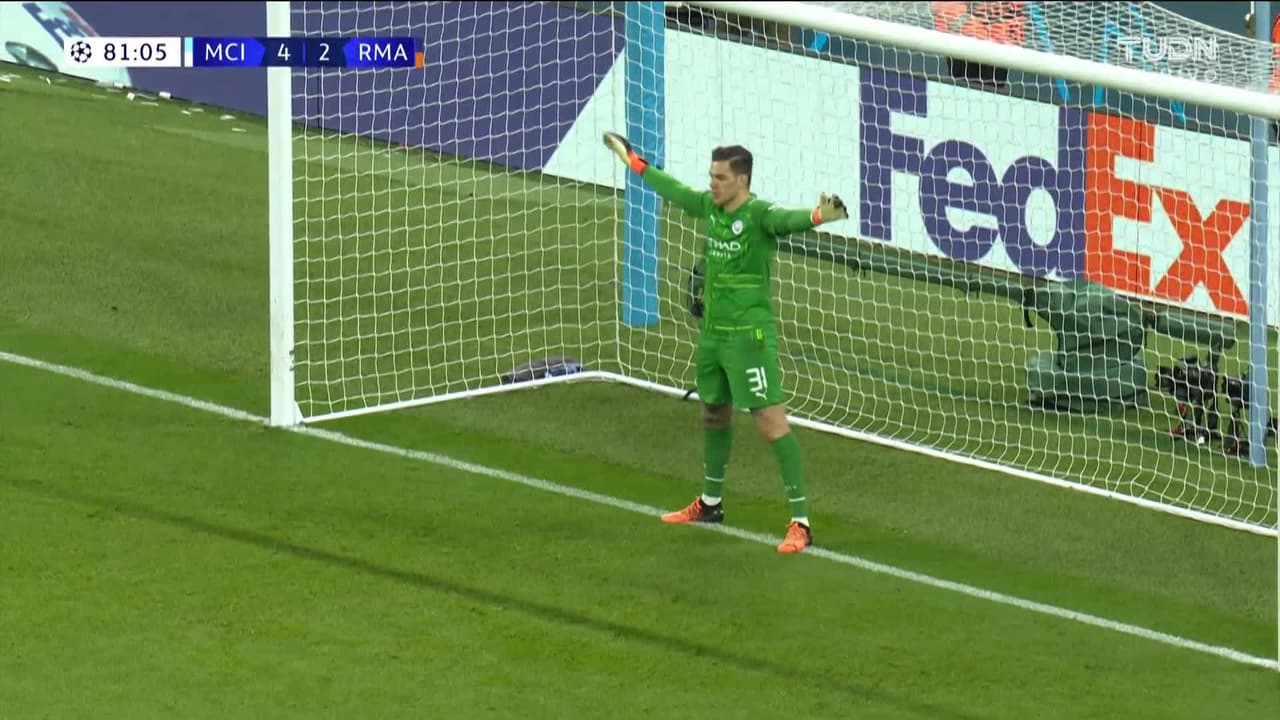 ¡GOL!  anota para Real Madrid. Karim Benzema