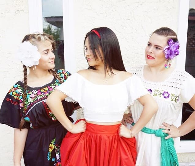 Becky nos ha sorprendido con coloridos atuendos mexicanos, se siente muy orgullosa de sus raíces.