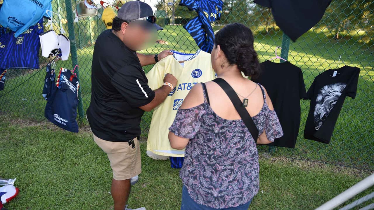 Se descubrió que numerosos puestos instalados en el área que rodea el NRG Park en Houston vendían productos de fútbol falsificados.