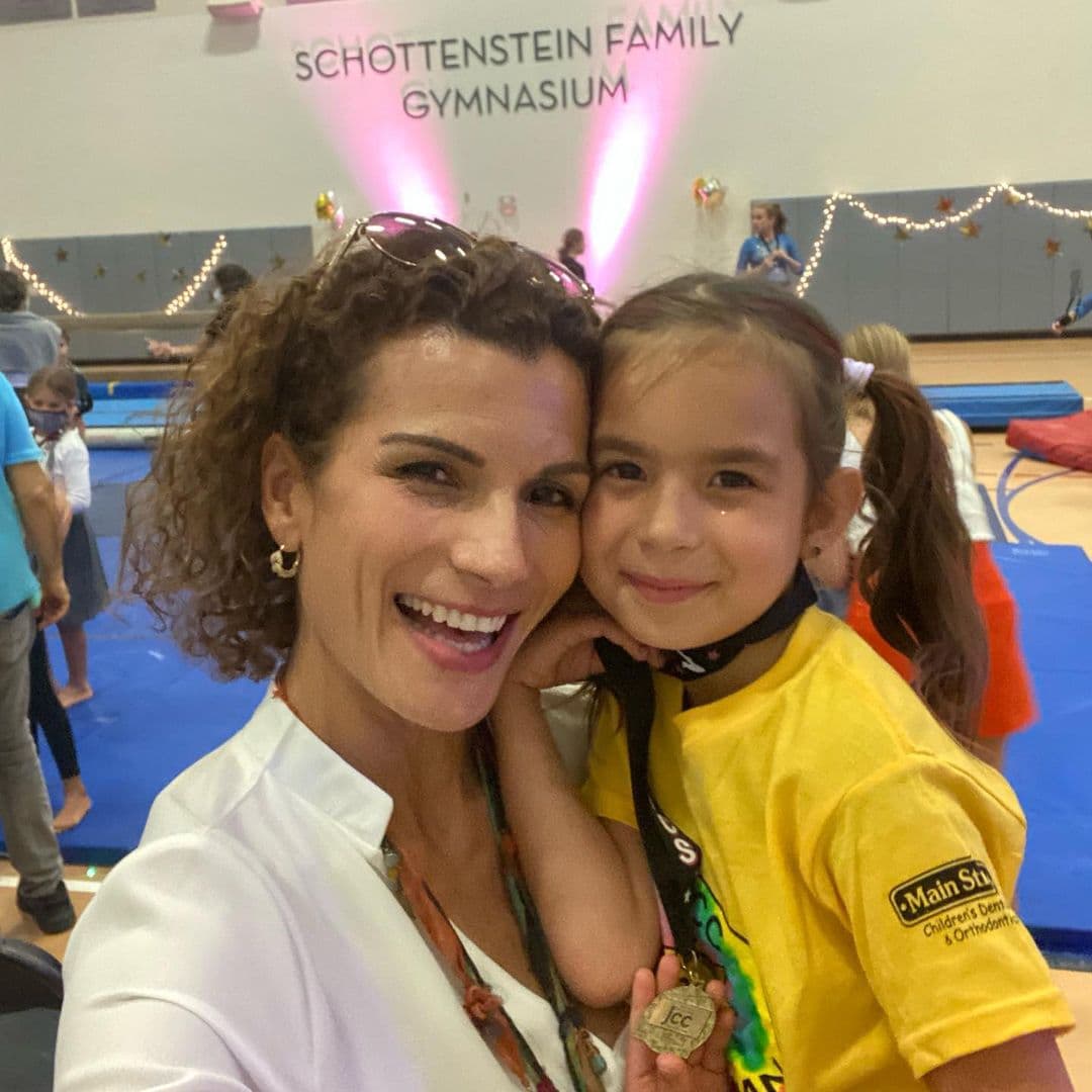 Cristy Bernal contó con orgullo que Michelle participó en dos números, "uno de ellos guiando a niñas chiquitas y otro donde ella era la chiquita del grupo".