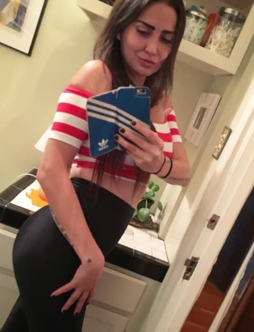 Le fascina tomarse selfies en donde puede presumir su escultural figura.