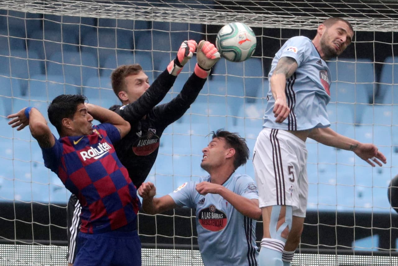 Tras un muy peligroso sentro por parte del Barcelona, Rubén Blanco debe salir de su área para mandar el balón a saque de manos con un puñetazo.