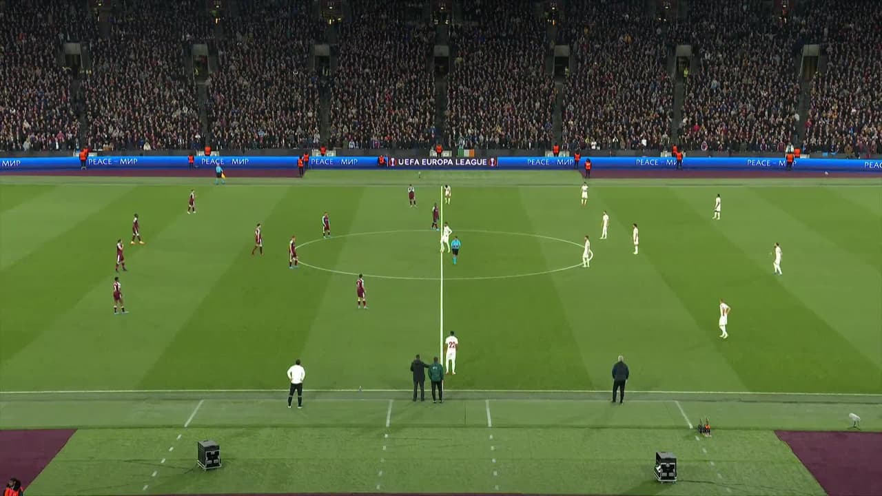 Arranca el partido y la pelota está en juego.