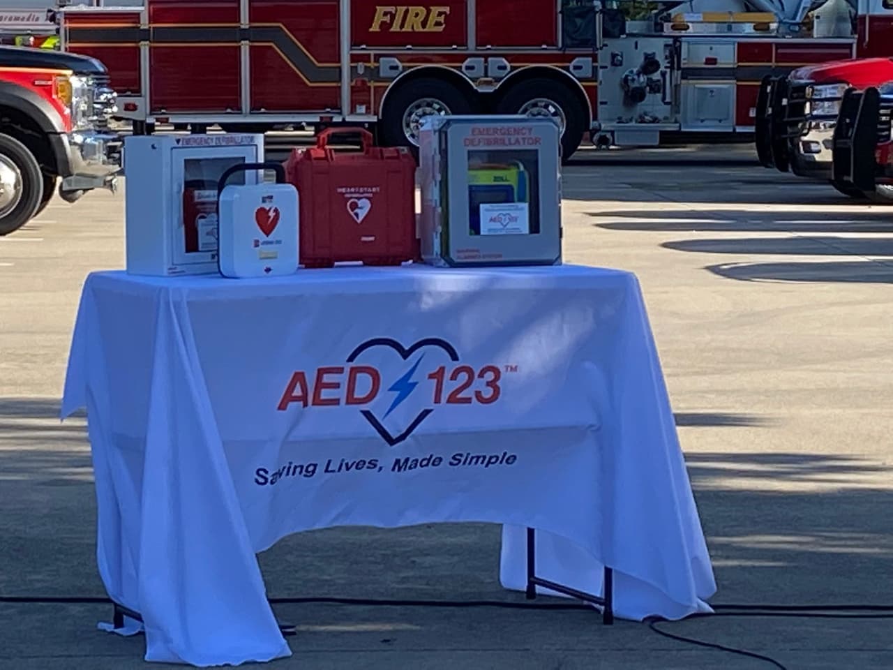 "Si alguien tiene un paro cardiaco y hay que esperar a la ambulancia por que el lugar en donde está no cuenta con un aparato de estos las probabilidades de sobrevivir son menos del 10%", dijo Wehmyer. 
<br>