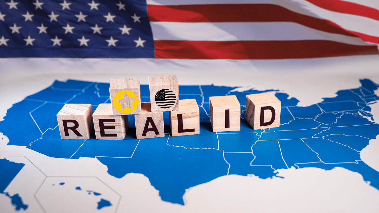 Del 7 de mayo de 2025 en adelante, 
<b>solo las licencias de conducir e identificaciones que cumplan con los requisitos del REAL ID serán aceptadas para viajes aéreos dentro los Estados Unidos</b>. Esto significa un reto para los inmigrantes indocumentados, porque el REAL ID requiere que las personas comprueben que están en el país de forma legal.