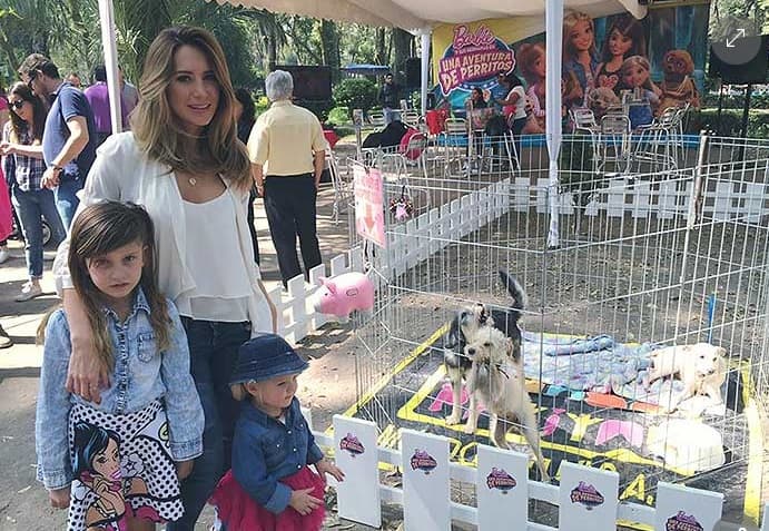 Geraldine prumueve en sus hijas la adopción de perros. Incluso, tienen a Sammy, una especie de labrador adoptado.