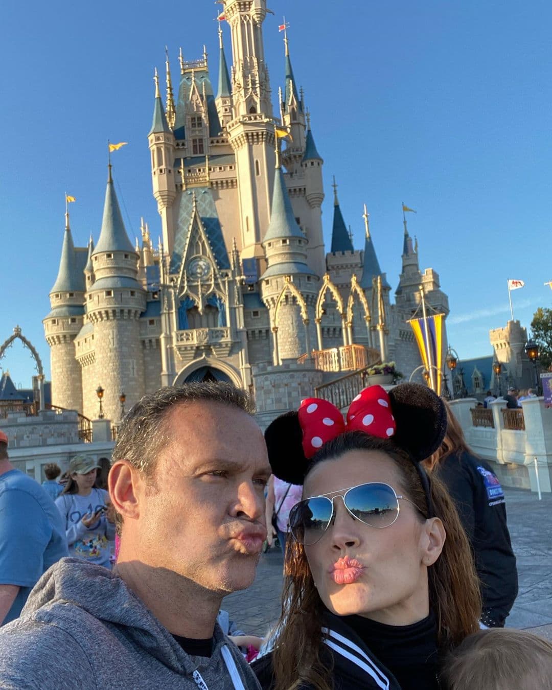 Los besos en sitios emblemáticos son una tradición para Alan y Cristy, quienes este año cumplieron 5 años de feliz matrimonio.