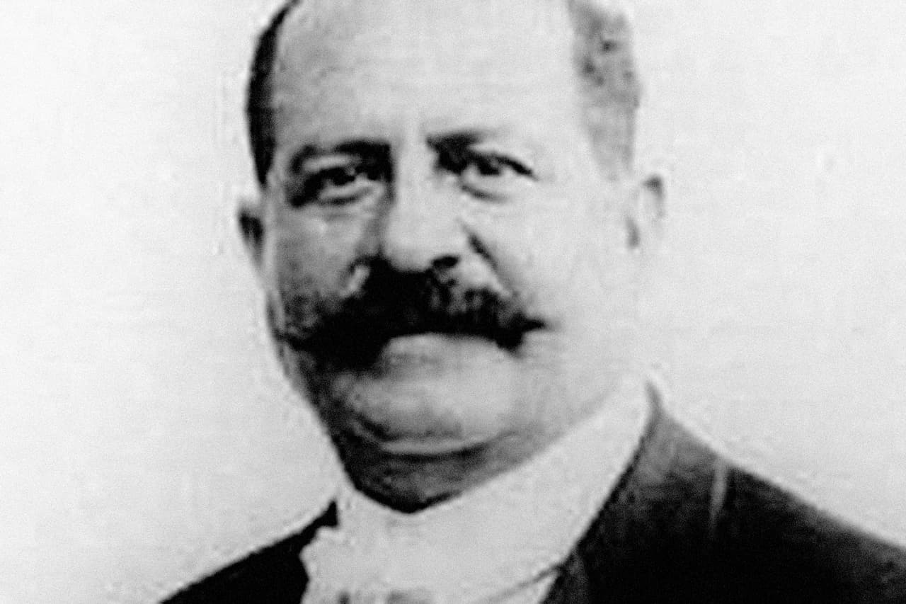 <b>Ramón Cáceres, presidente de República Dominicana.</b> 
<br>
<br>Asumió el cargo en 1906. El 19 de noviembre de 1911 
<a href="https://listindiario.com/puntos-de-vista/2020/12/02/646647/la-tragica-muerte-del-presidente-ramon-caceres"><u>fue emboscado por un grupo de rebeldes que lo asesinaron a balazos en su automóvil</u></a>. Tenía 45 años.
<br>