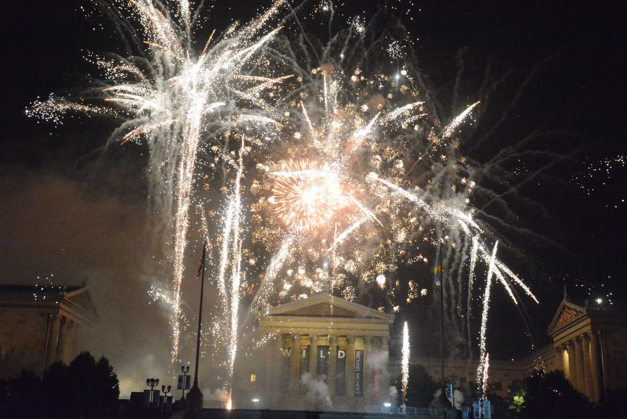 <a href="https://welcomeamerica.com/event/wawa-welcome-america-fireworks-spectacular/"><b>Wawa Welcome America Fireworks Spectacular (4 de julio)</b></a>. Este fantástico espectáculo de fuegos artificiales ilumina el cielo sobre el Museo de Arte de Filadelfia. A partir de las 8 p. m., los visitantes comienzan a llenar Benjamin Franklin Parkway entre Eakins Oval y Logan Circle antes del show de las 9 p.m.