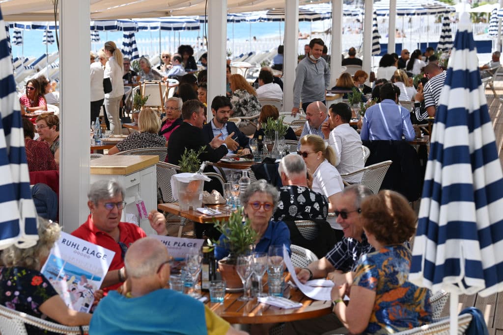 Pero no solo en París, también en otras ciudades francesas, como Niza, se abarrotaron los cafés y terrazas este miércoles, demostrando cuánto esperaban los franceses por este día.