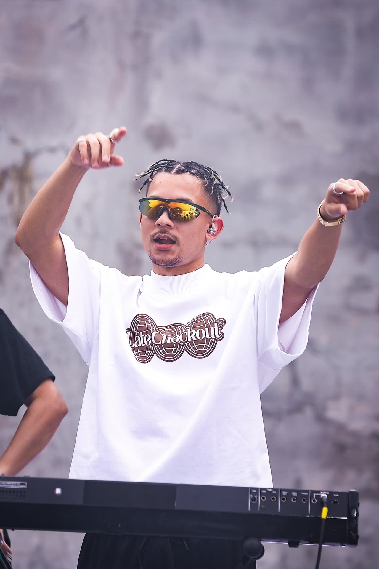 Tal como dejaron ver en los preparativos, esta dupla tiene todo para subir la temperatura. Tainy también estaba nominado a La Mezcla Perfecta, a Colaboración OMG y a Video Con El Mensaje Más Poderoso.