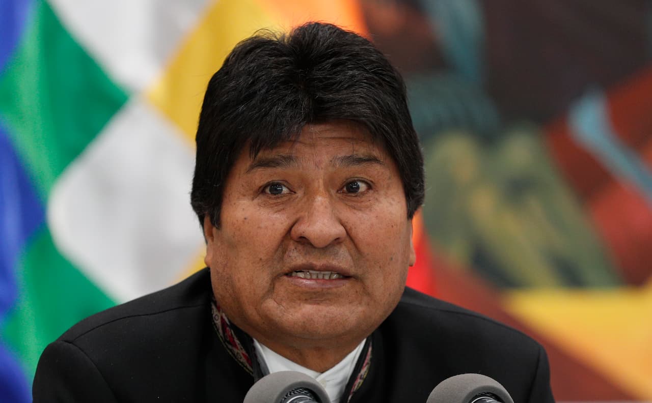 El presidente Evo Morales se mostró convencido desde el primer momento en que el voto rural (que generalmente es el que más tarde se escruta por provenir de zonas más remotas) le daría la victoria en una primera vuelta. Este miércoles, en una conferencia de prensa en el palacio de gobierno, insistió en defender su victoria en la primera vuelta y dijo que las protestas forman parte de un 
<b><a href="https://www.univision.com/noticias/america-latina/evo-morales-dice-que-hay-un-golpe-de-estado-en-su-contra-en-medio-de-las-protestas-que-denuncian-fraude-electoral?hootPostID=fe1c042b89cb4e5c73b5c7e159d68a46" target="_blank">intento de golpe de Estado en su contra</a></b>.