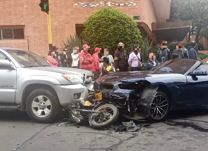 En video: un hombre atropella con su automóvil a los ladrones que lo habían asaltado y logró que fueran arrestados