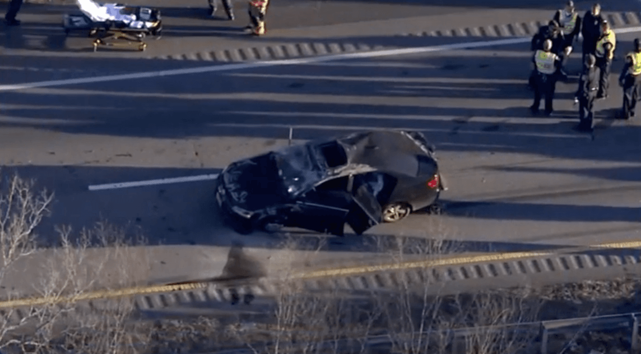 Muere bebé de 3 meses y una niña de 4 años está en estado crítico tras volcarse auto en la I-85 