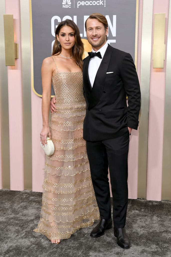 <b>Glen Powell</b>, actor de la película 'Top Gun: Maverick', y su novia la modelo 
<b>Gigi Paris</b>, posaron abrazados en la alfombra de los Golden Globe 2023.
<br>