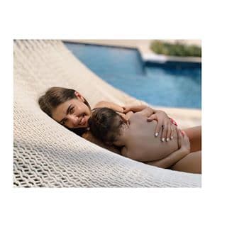 "Soy una mamá muy amorosa, muy intensa, pero más que ser estricta, quiero ayudar a que mi hijo encuentre su camino y a que tome sus decisiones sin imponerle las mías. Quiero darle la libertad de ser quien es y acompañarlo en esa búsqueda con amor”.