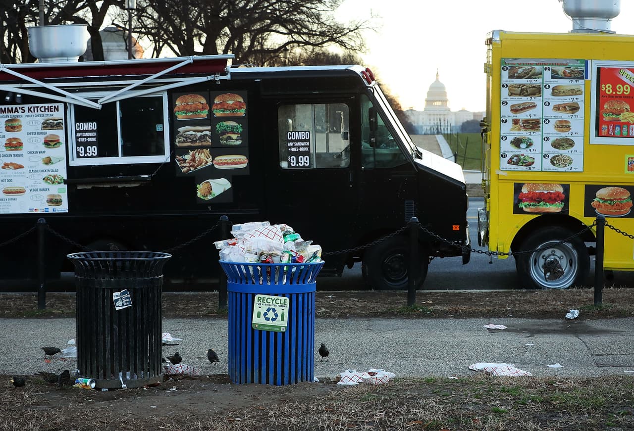 La alcaldesa de Washington DC, Muriel Bowser, aseguró que la ciudad ayudará con la recogida de basura mientras no se resuelva la situación.