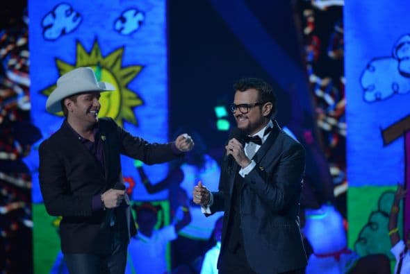 Mira los mejores momentos detrás de cámaras y sobre el escenario con todas las estrellas que llegaron a Teletón USA para participar en esta importante causa.