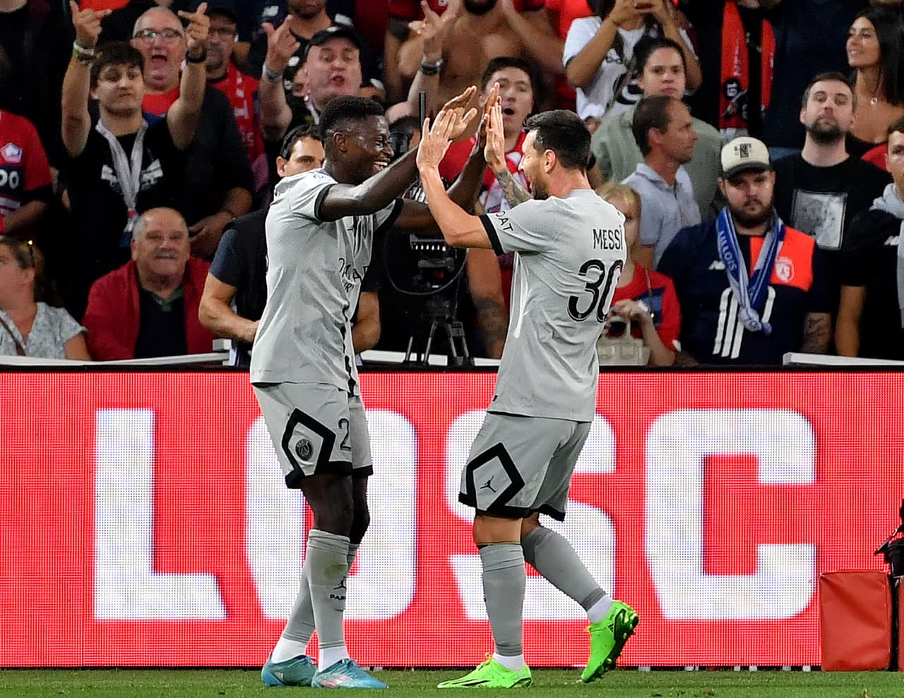 París Saint Germain se dio un festín de goles como vistante ante Lille y se afianzó como líder de la Ligue 1.