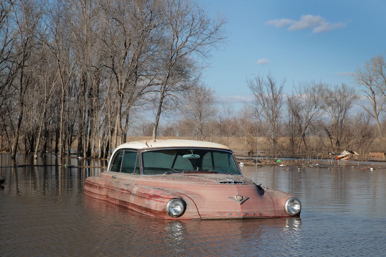 <b>Las consecuencias del ‘ciclón bomba’ en el medio oeste de EEUU. </b>Un auto antiguo medio sumergido en Hamburgo, Iowa. Aunque en esa ciudad las inundaciones han comenzado a retroceder, muchas casas y negocios permanecen anegados. 
<a href="https://www.univision.com/noticias/estados-unidos/tras-el-paso-del-ciclon-bomba-varios-estados-del-medio-oeste-sufren-historicas-inundaciones">Varios estados del medio oeste continúan luchando contra una de las peores inundaciones que han sufrido en décadas</a>, después de que el ‘ciclón bomba’ causara el desbordamiento de numerosos ríos. 20 de marzo de 2019.