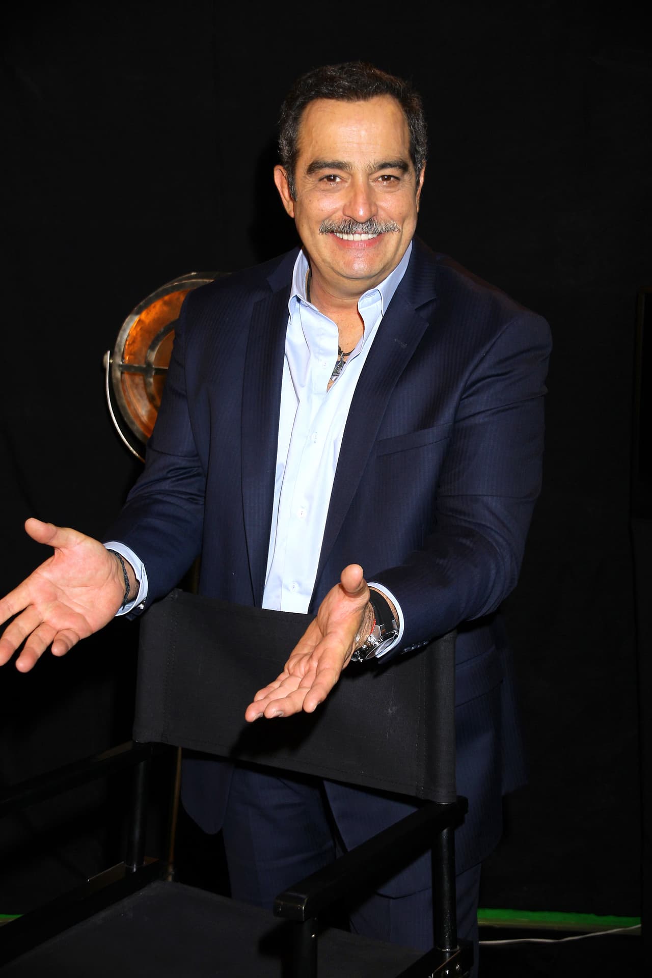 En esa ocasión fue cuando dijo que llegó a pesar hasta 300 libras (136 kilos) y mostró una foto que lo probaba: "Ve nada más lo marrano que estaba yo". 
<br>