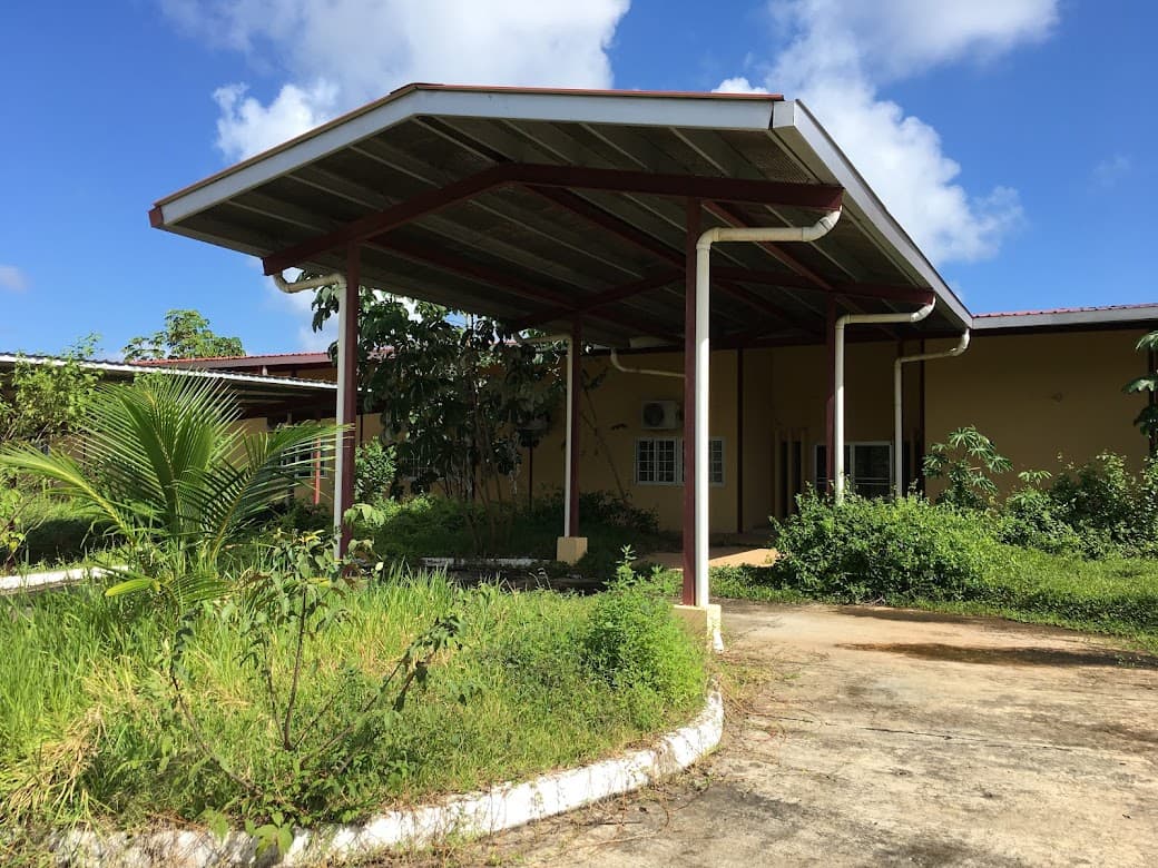 Una escuela fue construida por el gobierno de Panama para los niños reubicados de las islas en Guna Yala se encuentra sobrecargada y desocupada, parte de un plan gubernamental inconcluso para reubicar a las familias debido al aumento del nivel del mar. Noviembre 2018.