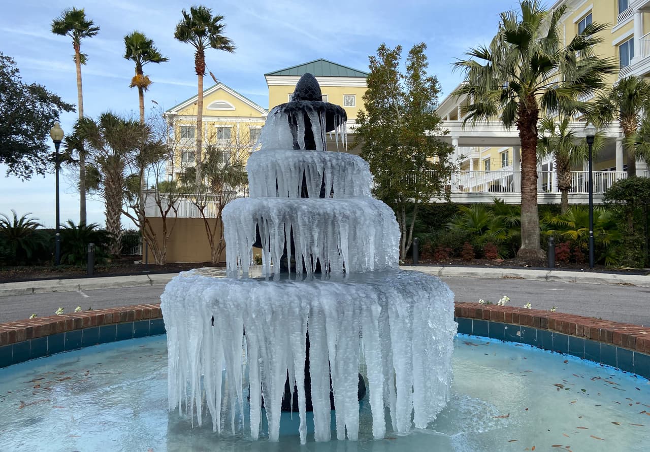 El agua de una fuente en Charleston, Carolina del Sur, quedó totalmente congelada por la abrupta bajada de las temperaturas que trajo el ciclón bomba a casi todo el territorio de Estados Unidos. La tormenta dejó poblaciones sin electricidad desde Maine hasta Seattle. Pero gradualmente se iba restableciendo la electricidad y la calefacción en distintas partes.