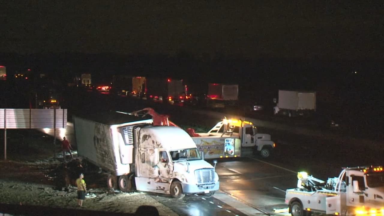 Las fuertes ráfagas de viento hicieron que un camión de transporte de carga se volcara.