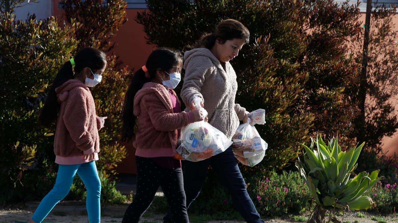 Coronavirus: escuelas del Área de la Bahía arrancan programas para entregar comidas durante el verano